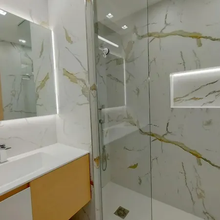 France 105 Super 2 Pers Wifi Ac * Niza